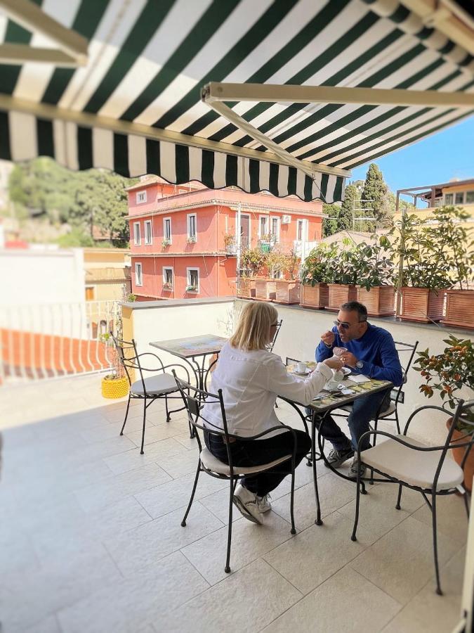 Alojamento de Acomodação e Pequeno-almoço Evelyne Taormina